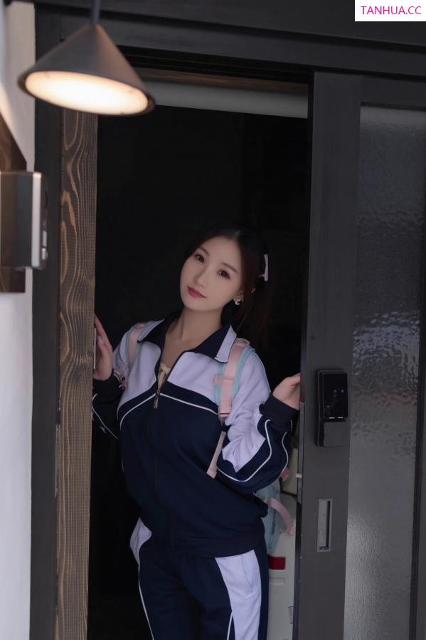   [XiuRen]高清写真图 2023.10.18 No.7528 杏子Yada 制服美腿第5张图片